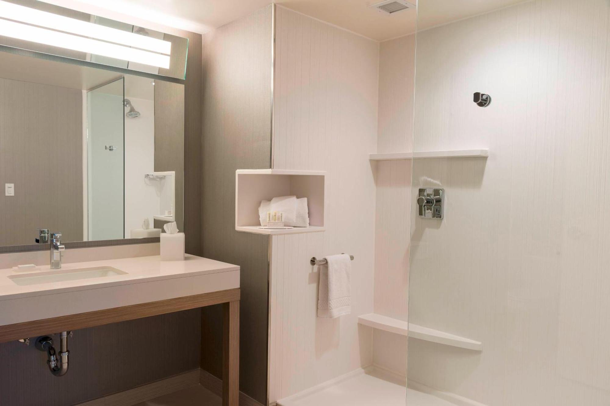Courtyard By Marriott Mt. Pleasant At Central Michigan University Mount Pleasant Bagian luar foto