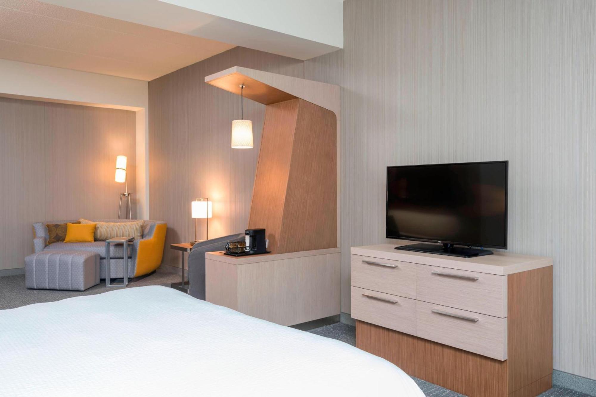 Courtyard By Marriott Mt. Pleasant At Central Michigan University Mount Pleasant Bagian luar foto