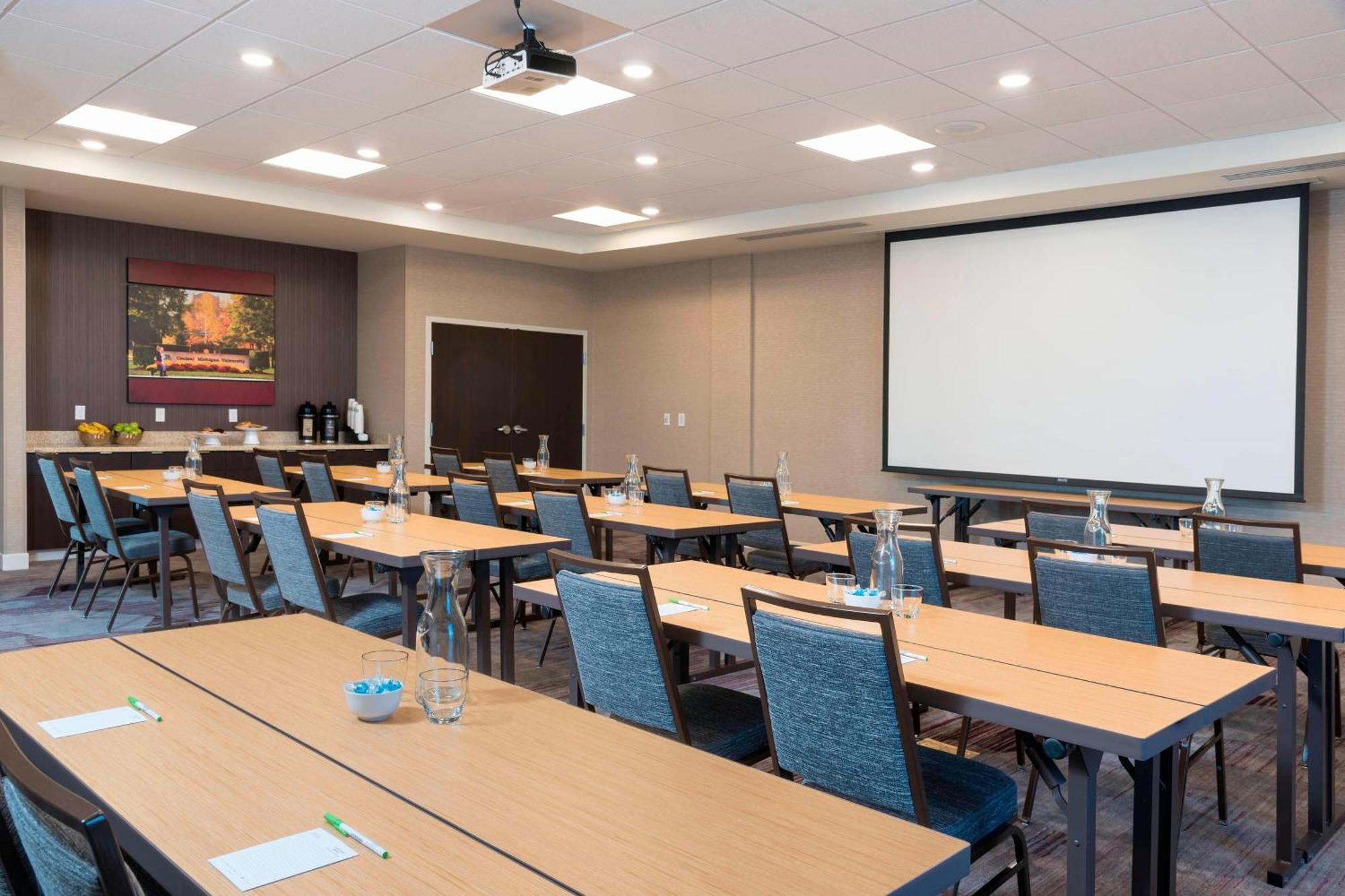 Courtyard By Marriott Mt. Pleasant At Central Michigan University Mount Pleasant Bagian luar foto