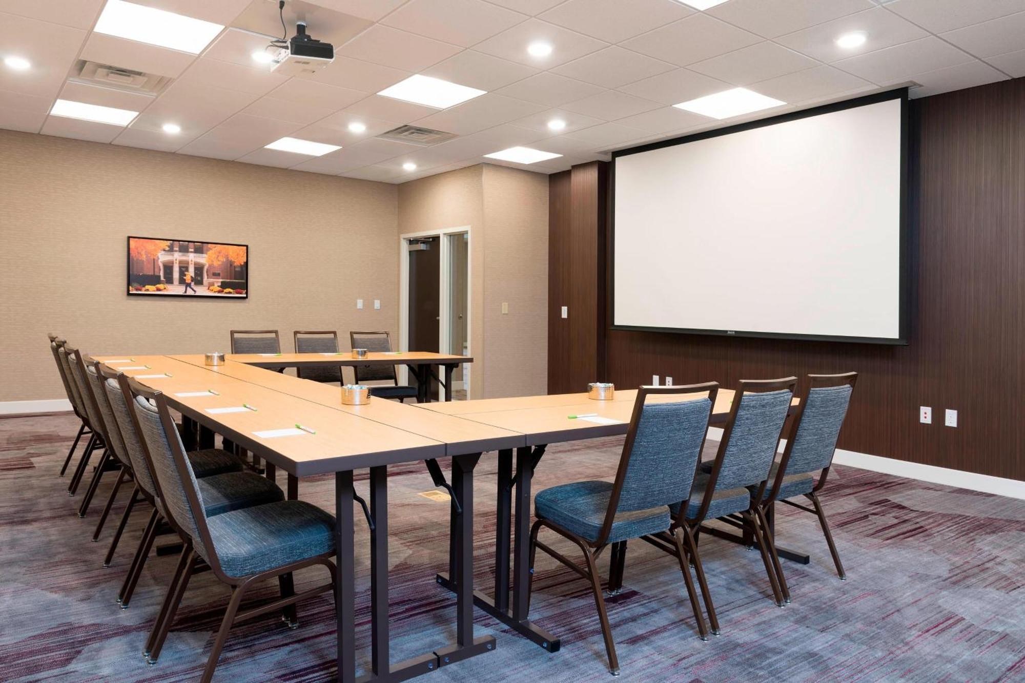 Courtyard By Marriott Mt. Pleasant At Central Michigan University Mount Pleasant Bagian luar foto