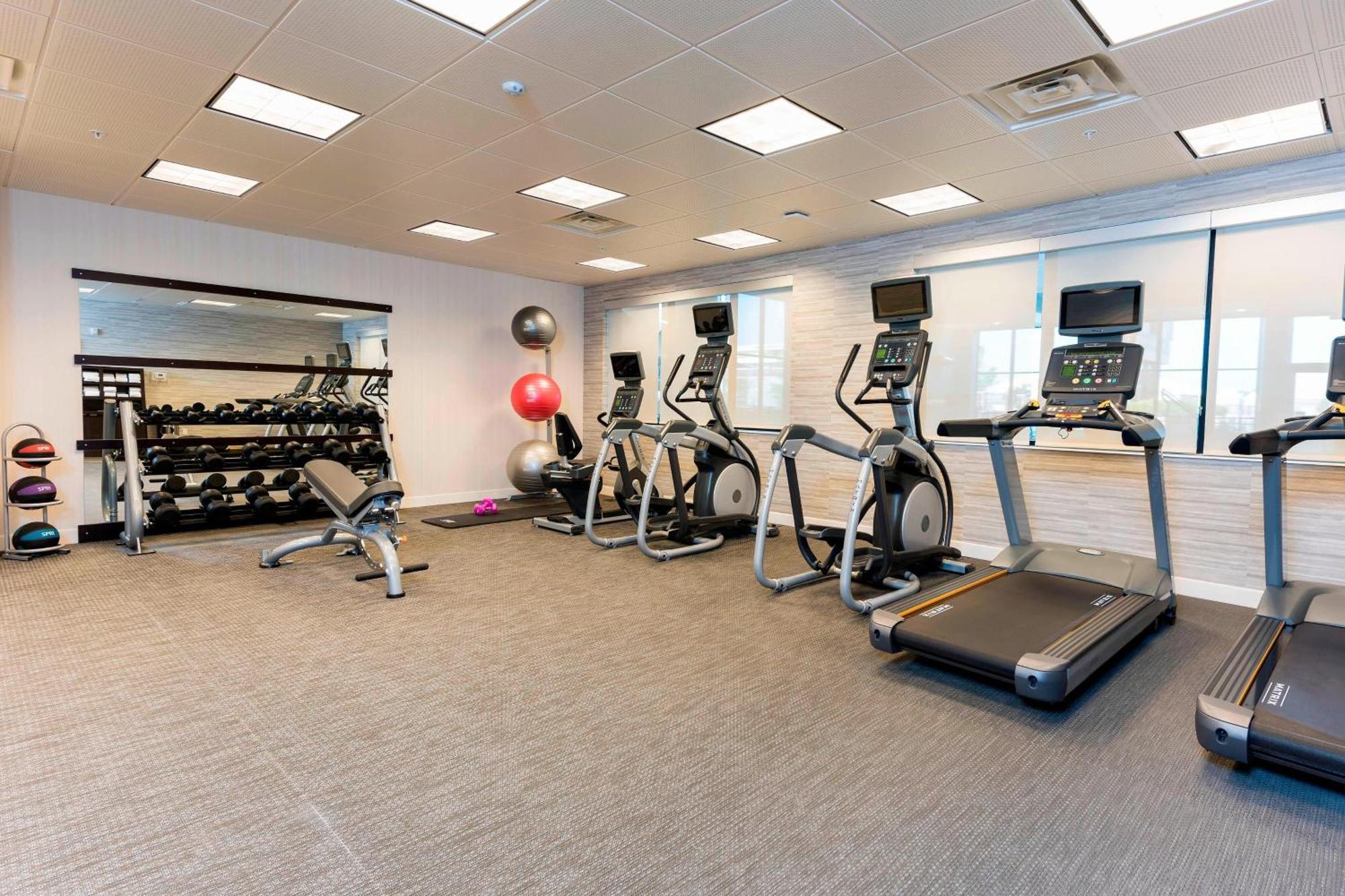 Courtyard By Marriott Mt. Pleasant At Central Michigan University Mount Pleasant Bagian luar foto