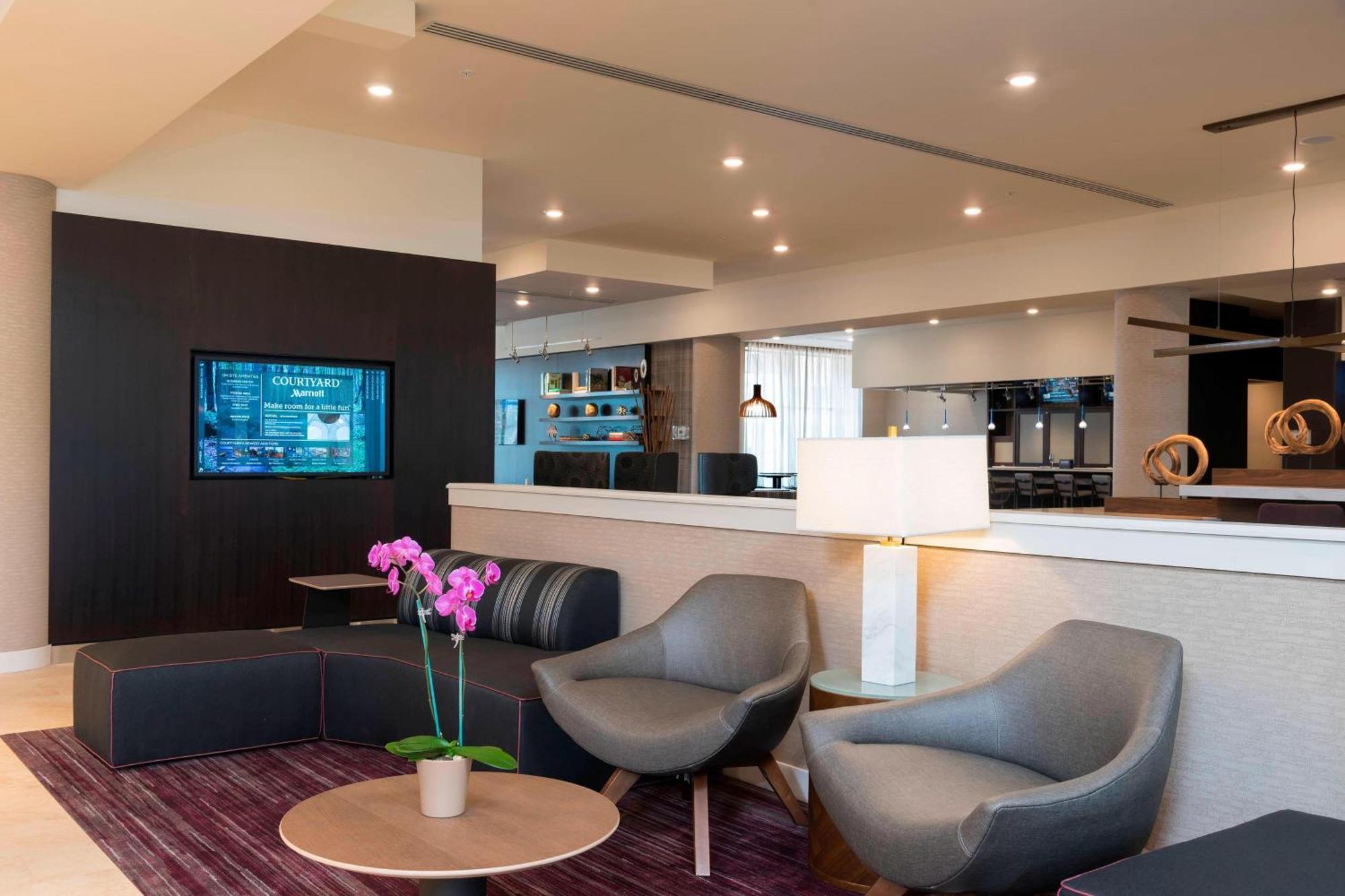 Courtyard By Marriott Mt. Pleasant At Central Michigan University Mount Pleasant Bagian luar foto