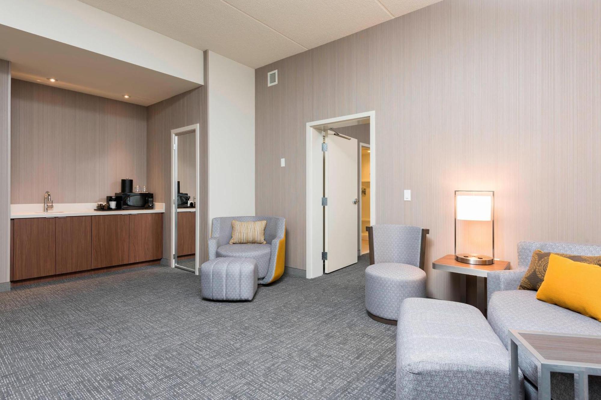 Courtyard By Marriott Mt. Pleasant At Central Michigan University Mount Pleasant Bagian luar foto
