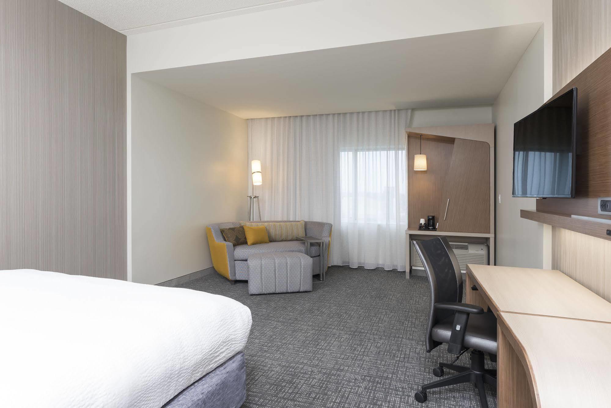 Courtyard By Marriott Mt. Pleasant At Central Michigan University Mount Pleasant Bagian luar foto